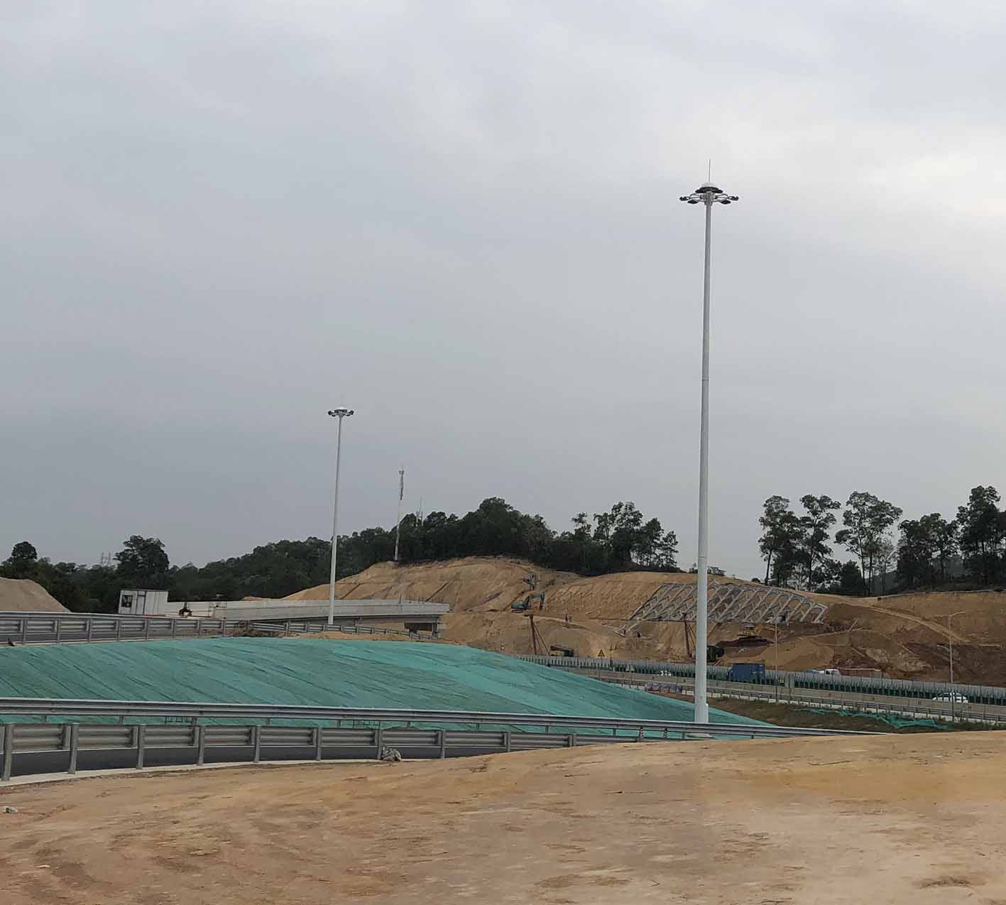 �q�东商友助力惠盐高速公路工�E�项目亮化徏�? width=