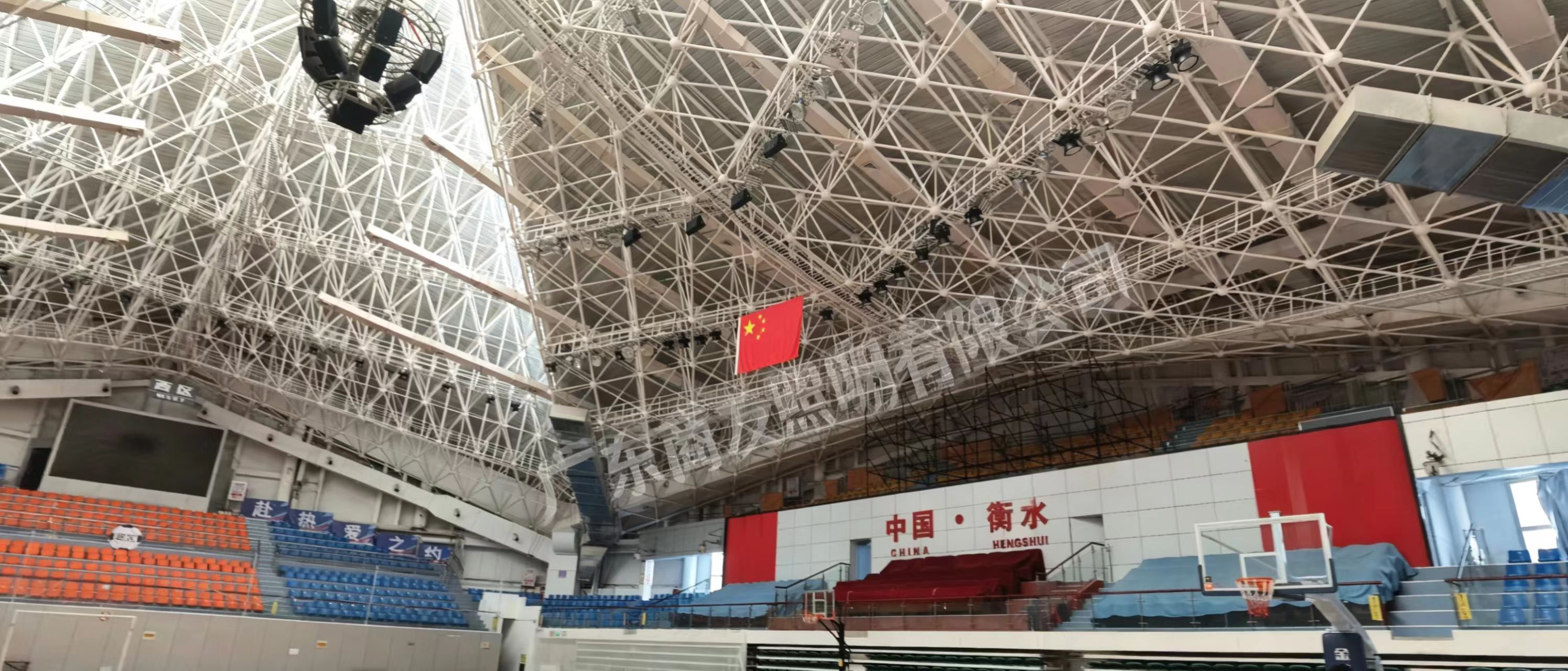 沛_��衡水体育馆LED球场照明攚w��工�E�案�? width=